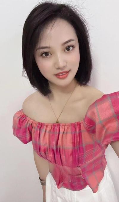 清纯肤白笑容甜美的小妹
