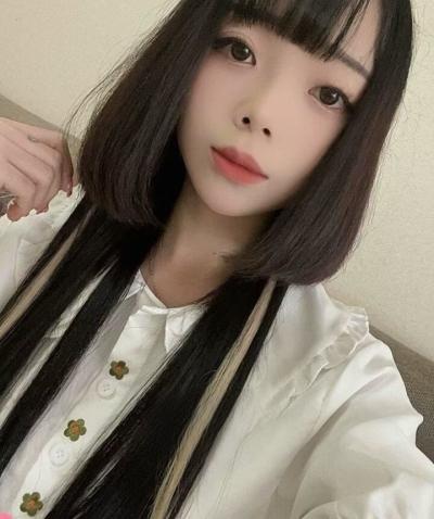 略带精神的年轻小妹